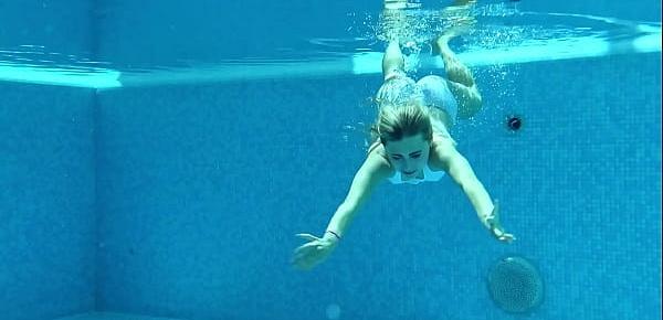  Hot US blondie Lindsey Cruz swims naked in the pool